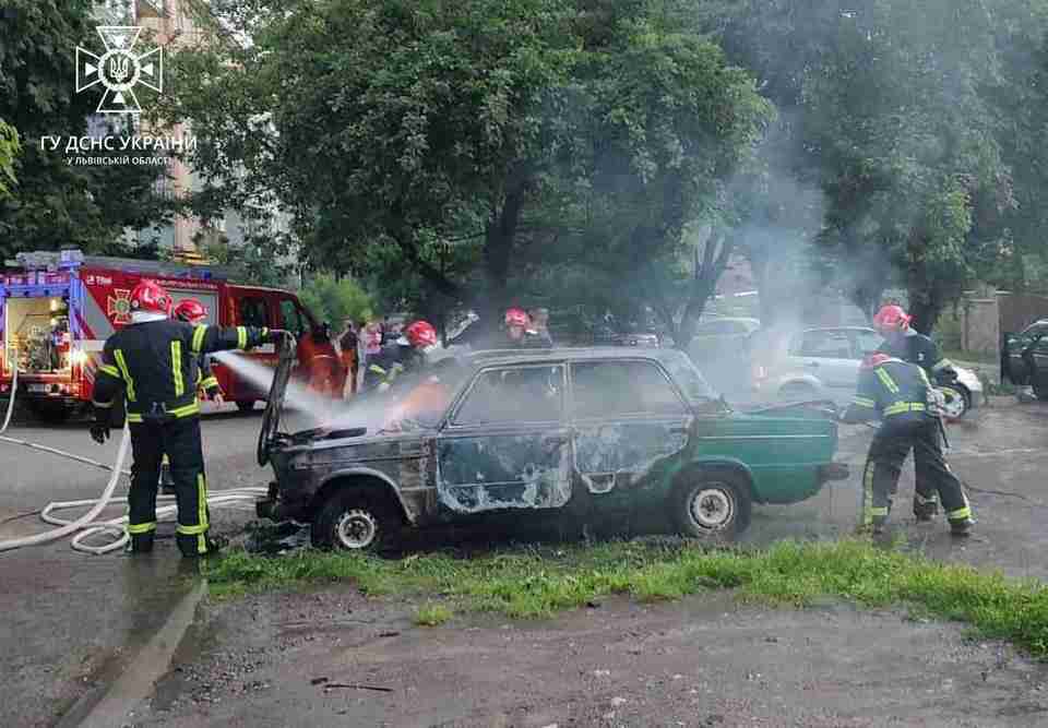 У Львові на світанку загорівся припаркований на вулиці автомобіль, вогонь перекинувся на автівки поруч (ФОТО, ВІДЕО)