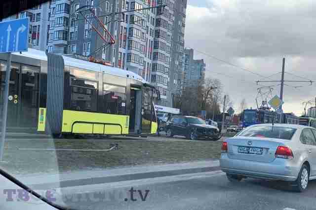 У Львові на трамвайній колії трапилось ДТП (ФОТО)