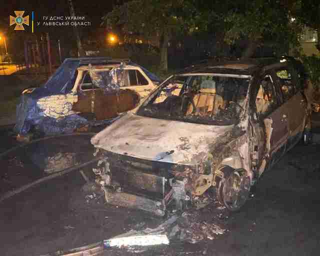 У Львові на вулиці біля припаркованих авто загорілася іномарка (ФОТО)