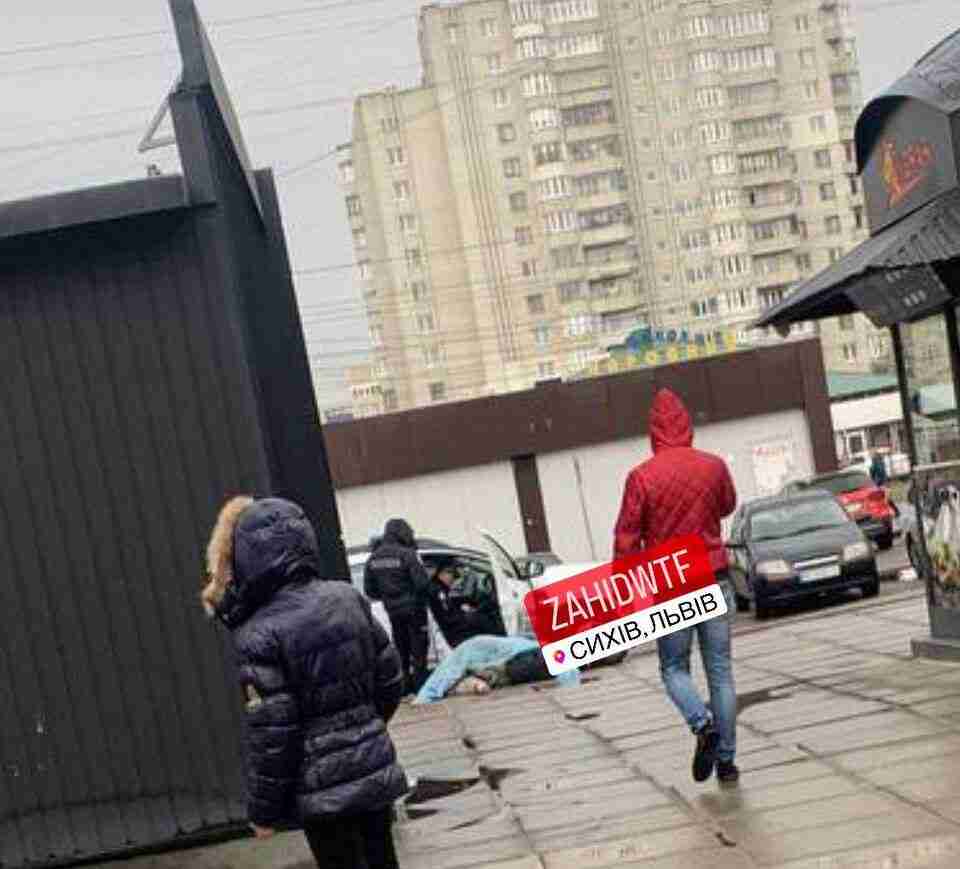 У Львові на вулиці раптово померла людина (ФОТО 18+)
