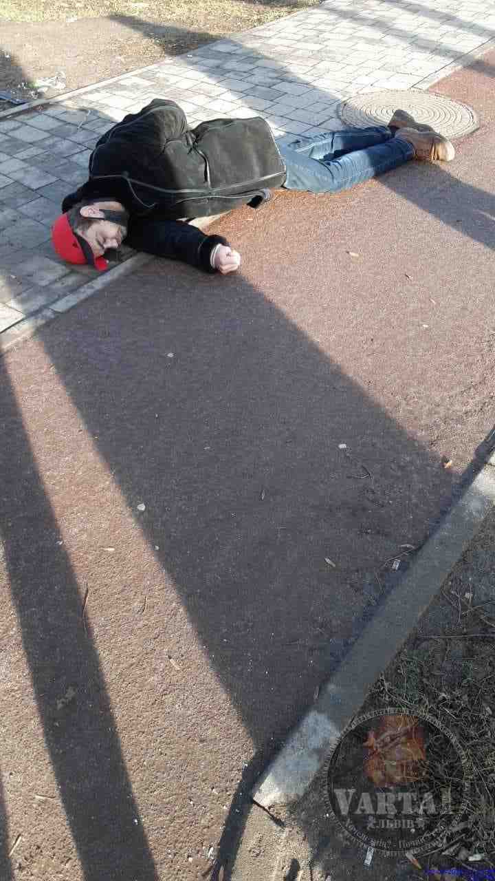 У Львові на вулиці помер чоловік