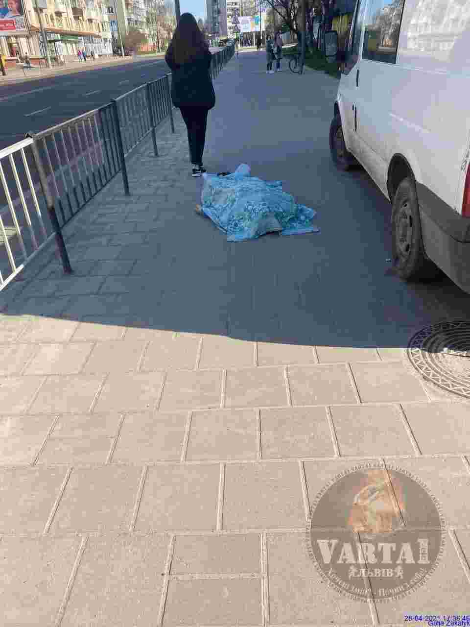 У Львові на вулиці помер чоловік (фото 18+)