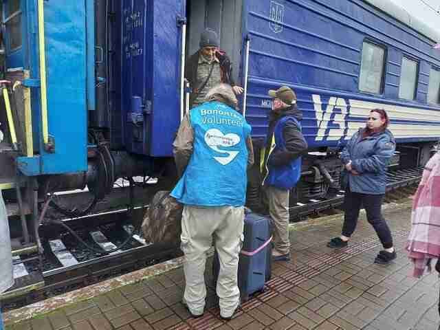 У Львові на залізничному вокзалі волонтер з Америки вісім місяців допомагає евакуйованим та збирає гуманітарну допомогу (ФОТО, ВІДЕО)