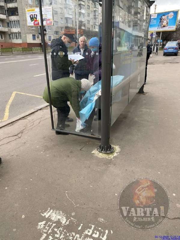 У Львові на зупинці виявили мертвого чоловіка (фото)