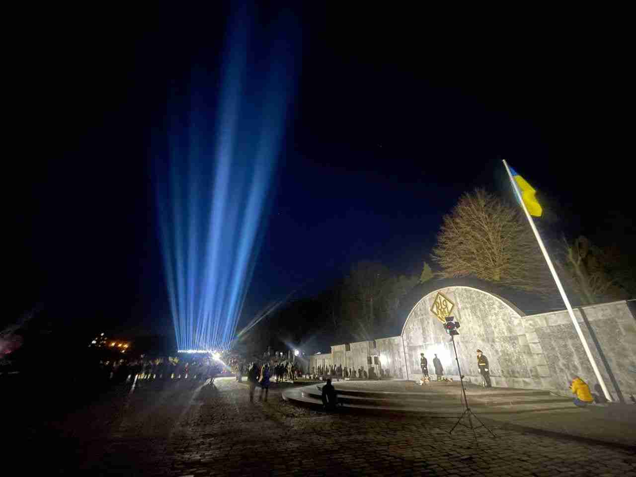 У Львові над могилами новітніх  Героїв у небо запустили «промені пам'яті» (ФОТО)
