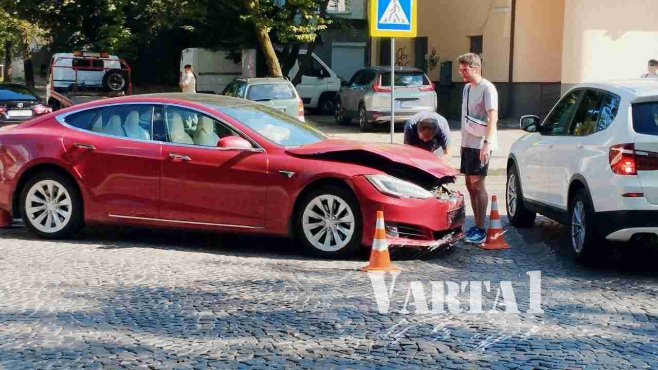 У Львові не поділили дорогу два електромобілі: один залишився без колеса (ФОТО)