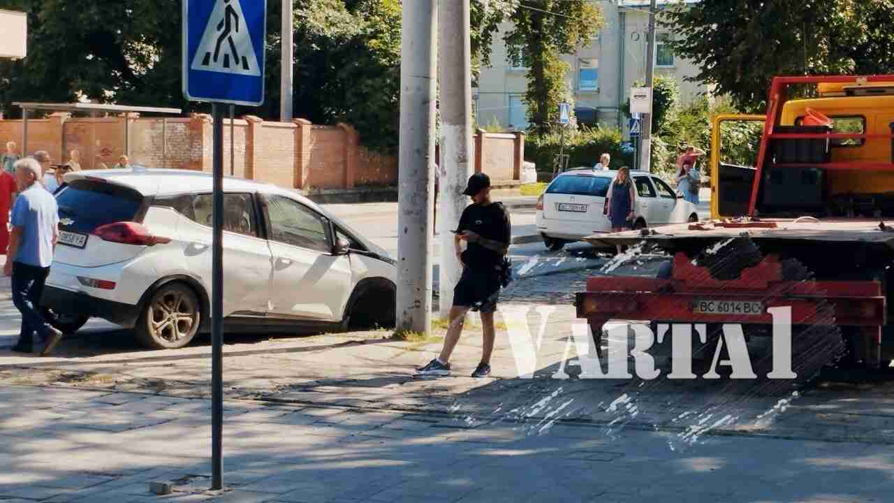 У Львові не поділили дорогу два електромобілі: один залишився без колеса (ФОТО)