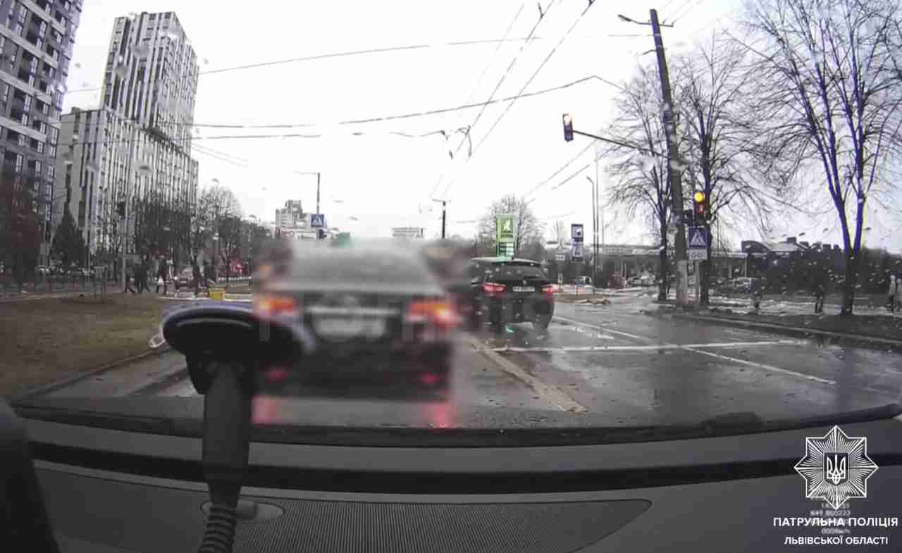 У Львові небайдужі громадяни «здали» поліції порушника ПДР на «BMW X3» (ВІДЕО)