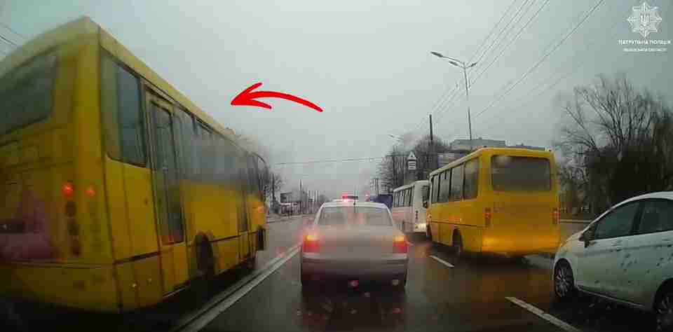 У Львові небайдужі оприлюднили відео, як водії автобуса одного маршруту щодня порушують ПДР (ВІДЕО)