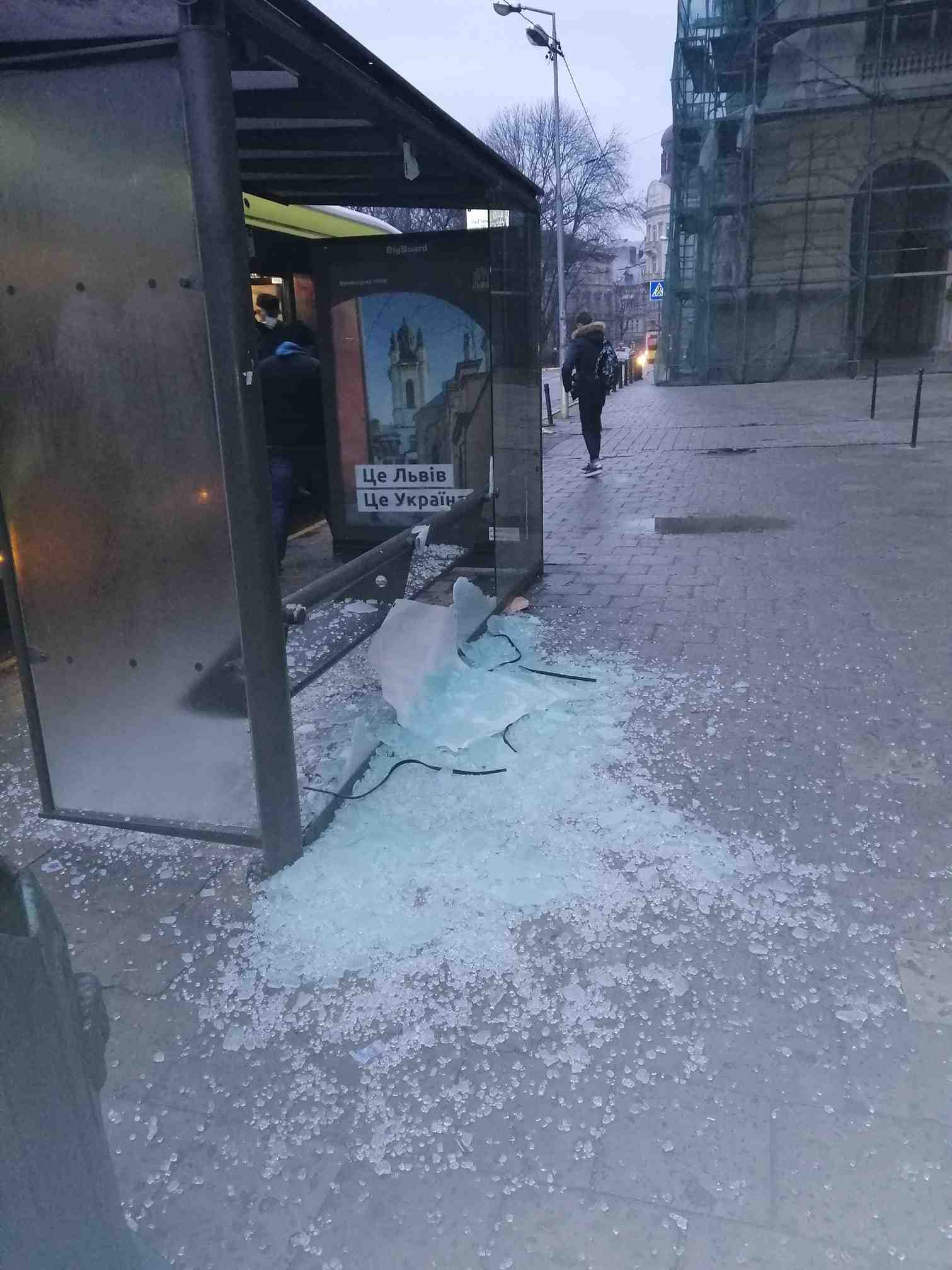 У Львові невідомі вандали розбили зупинку (фото)
