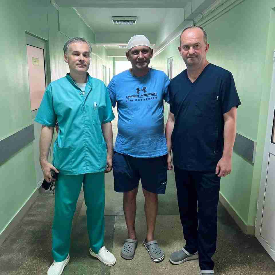 У Львові нейрохірурги видалили чоловіку величезну пухлину, яка завадила поїхати на фронт (ФОТО)