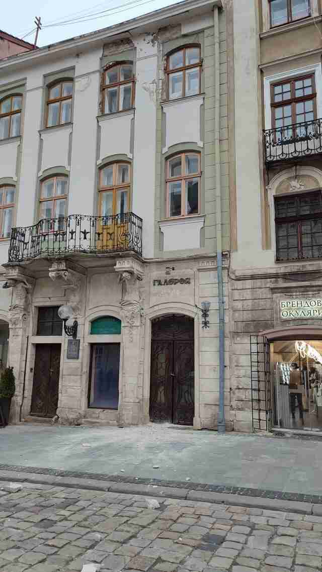 У Львові обвалився шмат фасаду в центрі міста (ФОТО)