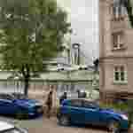 У Львові обвалилась стіна житлового будинку, впала на тротуар, пробила дах приміщення їдальні (ФОТО)