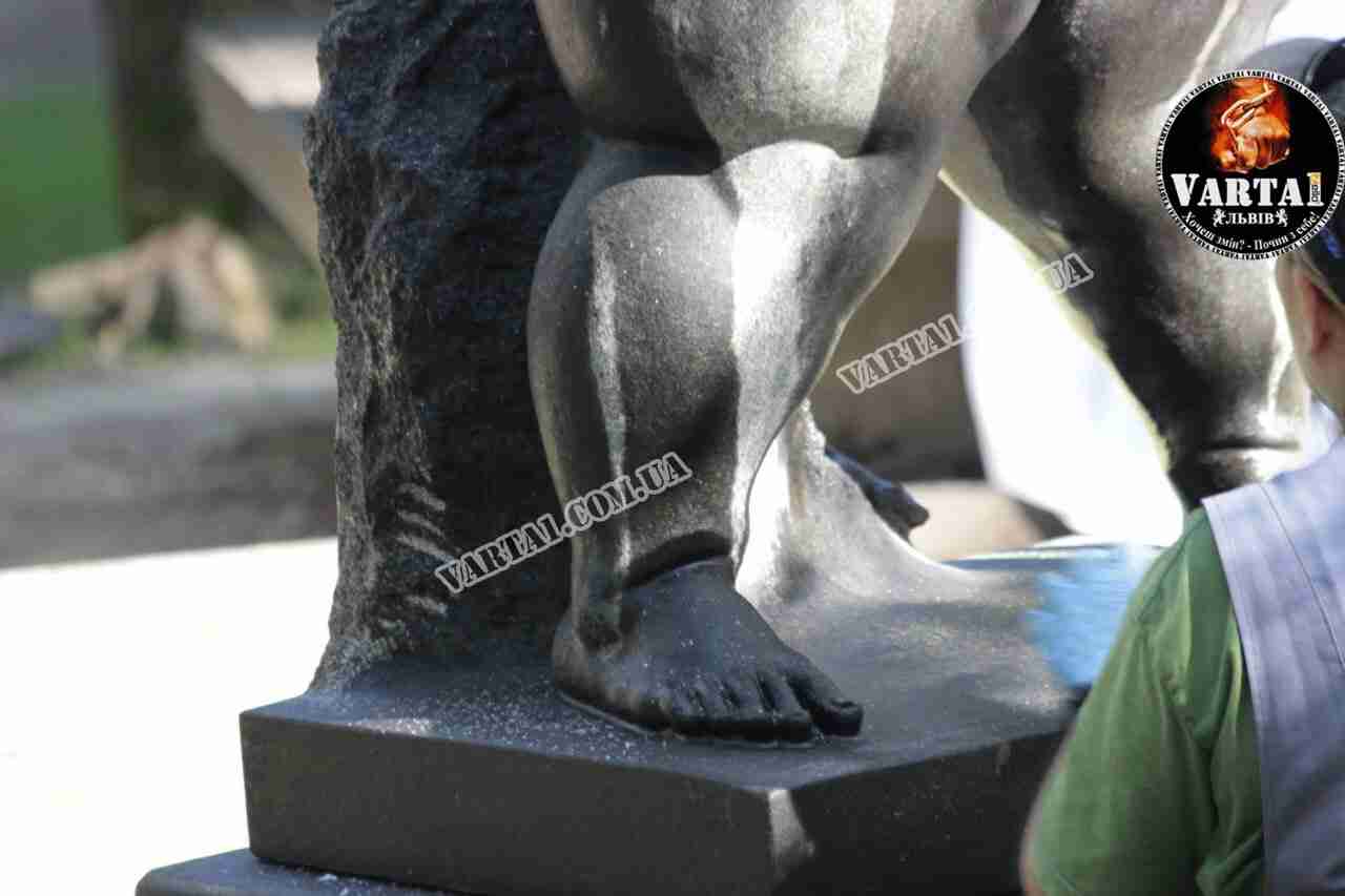 У Львові очищають скульптуру, яку пошкодили невідомі (ФОТО)