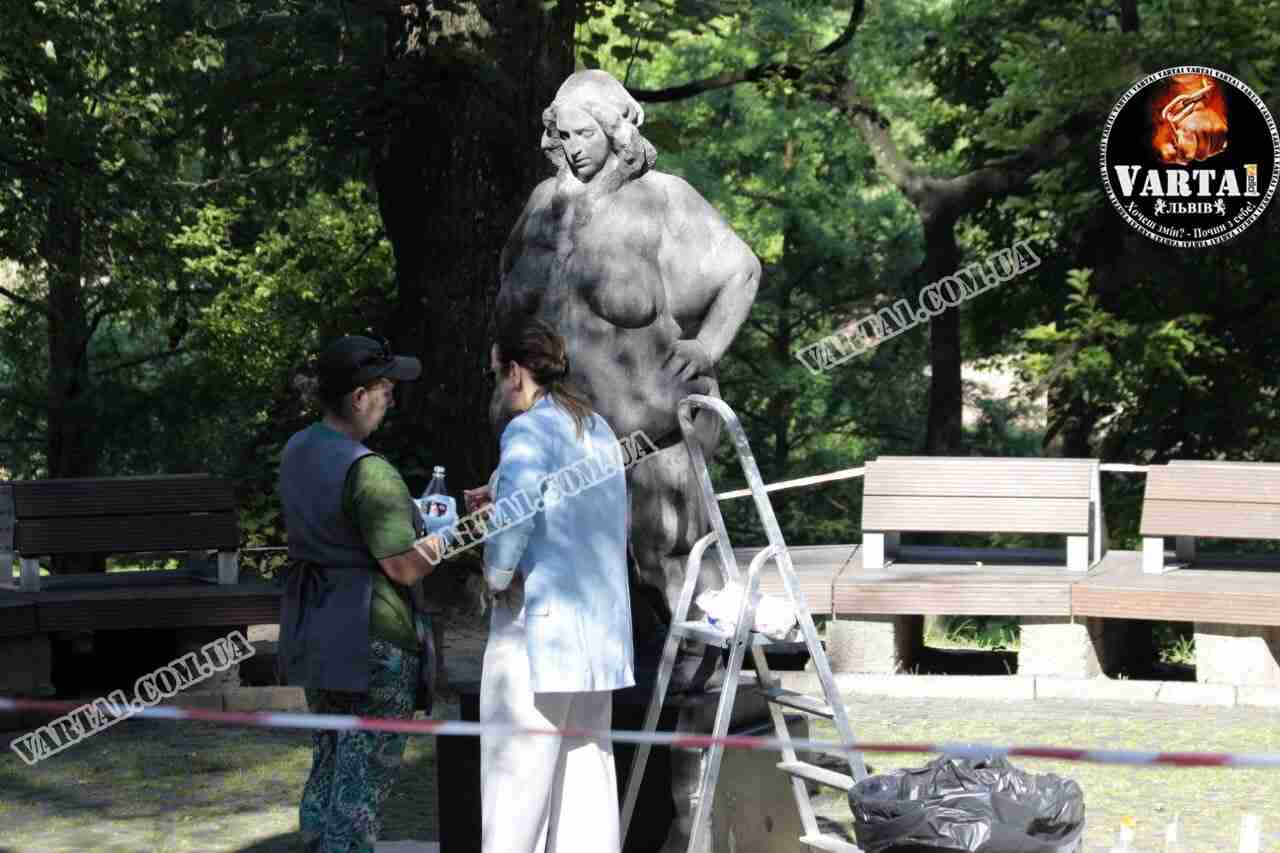 У Львові очищають скульптуру, яку пошкодили невідомі (ФОТО)