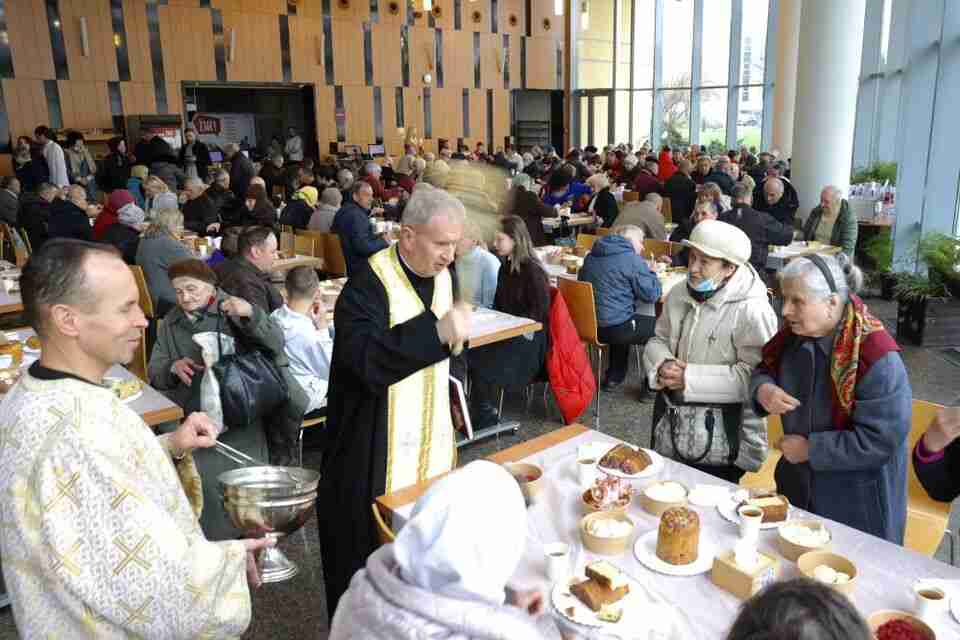 У Львові організували Великодній сніданок для потребуючих (ФОТО)