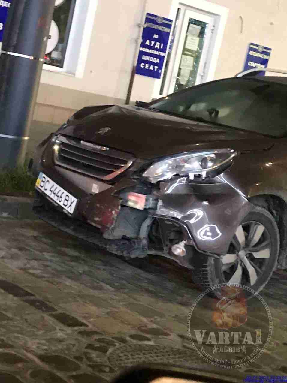 У Львові п`яна водійка скоїла дві ДТП, знесла зупинку і знаки (відео)