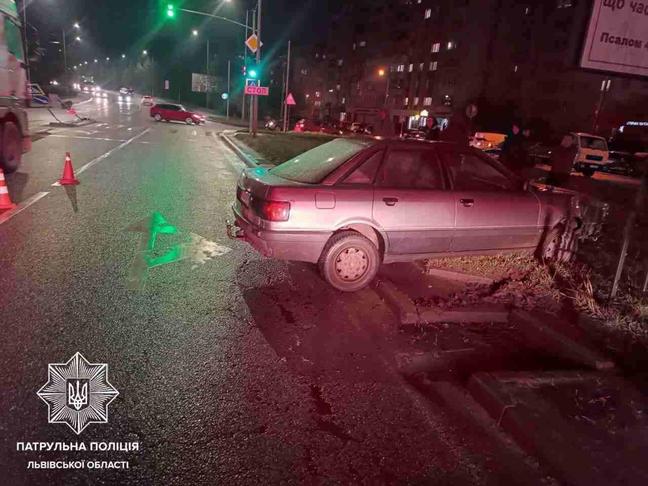 У Львові п'яний водій протаранив острівок безпеки і збив дорожні знаки (ФОТО)