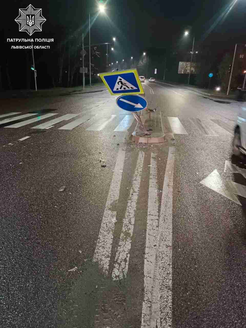 У Львові п'яний водій протаранив острівок безпеки і збив дорожні знаки (ФОТО)