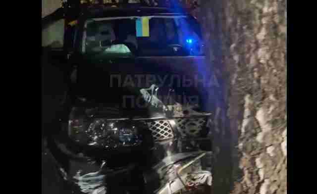 У Львові п'яний водій втікав від поліції: протаранив огорожу та дерево (ВІДЕО)