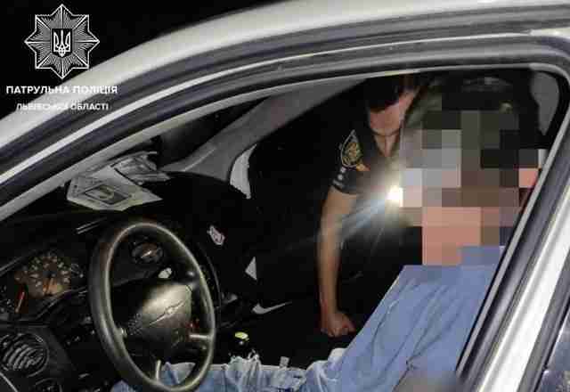 У Львові п'яний водій заснув за кермом автомобіля