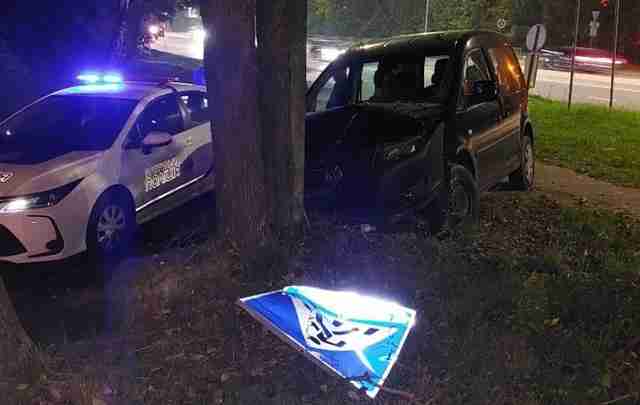 У Львові п'яного водія, який сховався в іншому авто, видали розбиті коліна