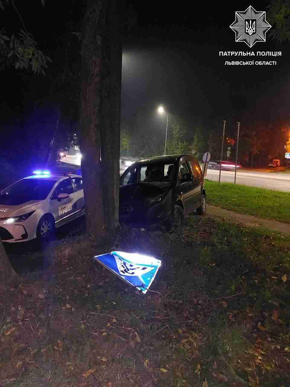У Львові п'яного водія, який сховався в іншому авто, видали розбиті коліна