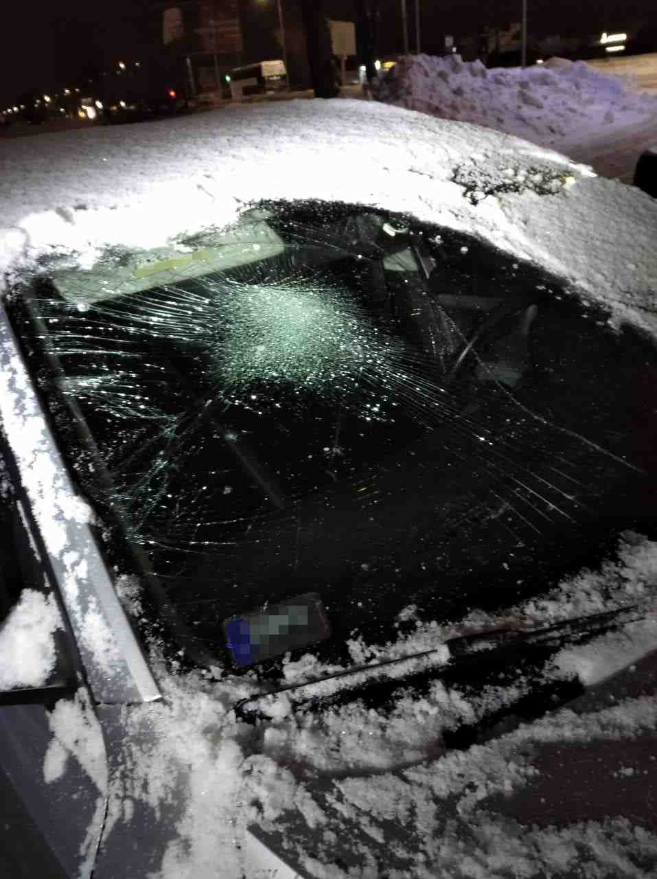 У Львові п’яний чоловік вийшов на проїзну частину і побив кілька автівок та водіїв (фото)