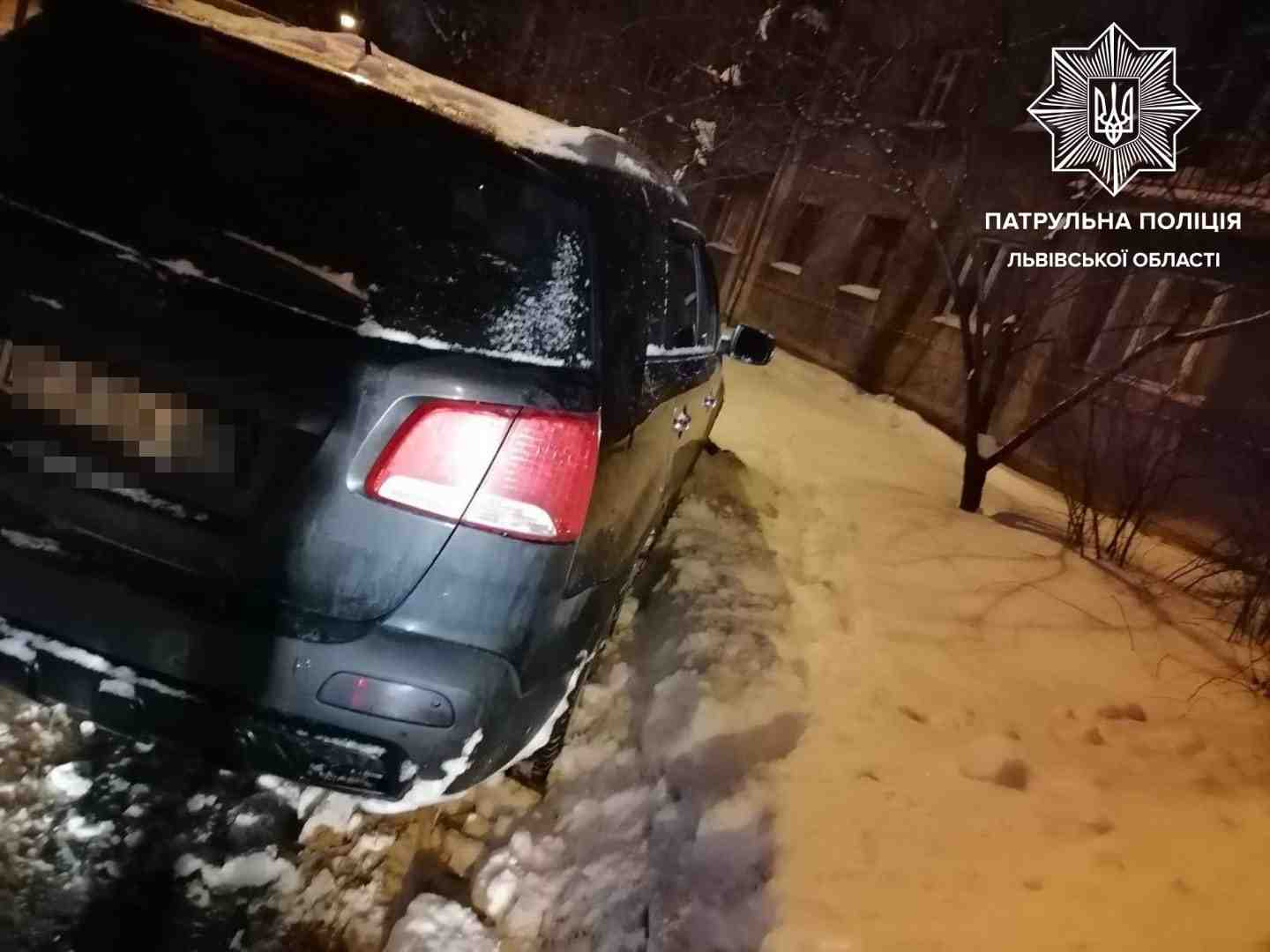 У Львові п’яний, позбавлений водійського посвідчення водій застряг в кучугурі снігу (фото)