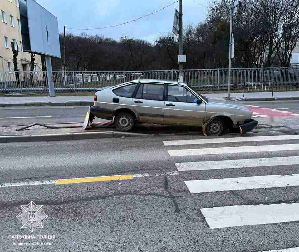 У Львові п'янючий водій протаранив дорожній знак і застряг на острівці безпеки (ФОТО)