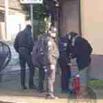 У Львові патрульні зупинили чоловіка, який тягнув металеву дитячу гойдалку