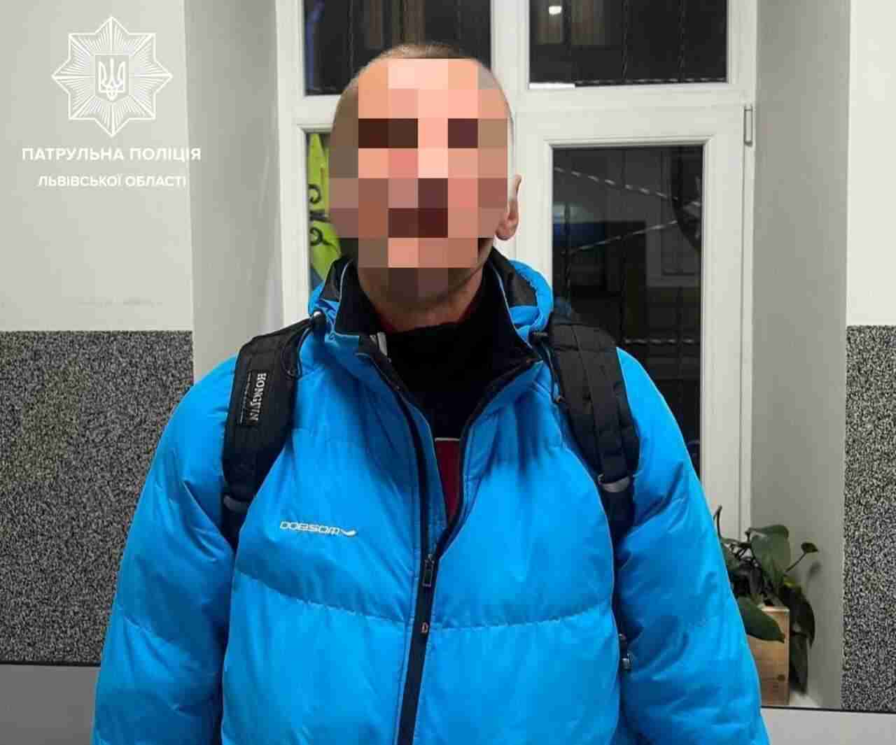 У Львові переселенець, який в трамваї конфліктував з контролерами, виявився злочинцем у розшуку