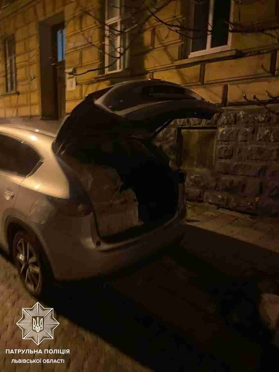 У Львові під час комендантської години чоловік викрадав колеса з припаркованих автомобілів (ФОТО)