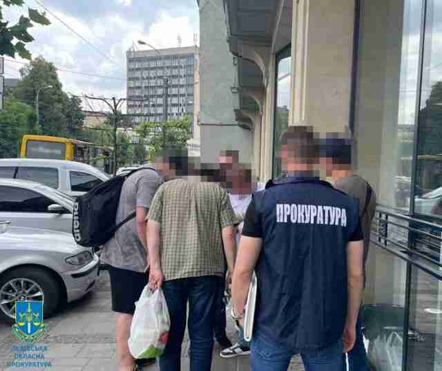 У Львові під час отримання хабаря затримали посадовця державної виконавчої служби (ФОТО)