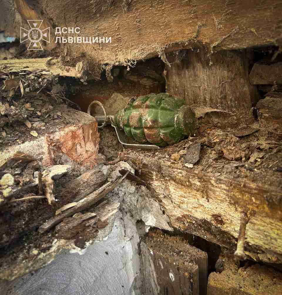 У Львові під дахом будинку знайшли гранату часів Другої Світової війни