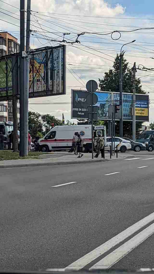У Львові під колеса авто потрапила людина на електросамокаті (ФОТО)