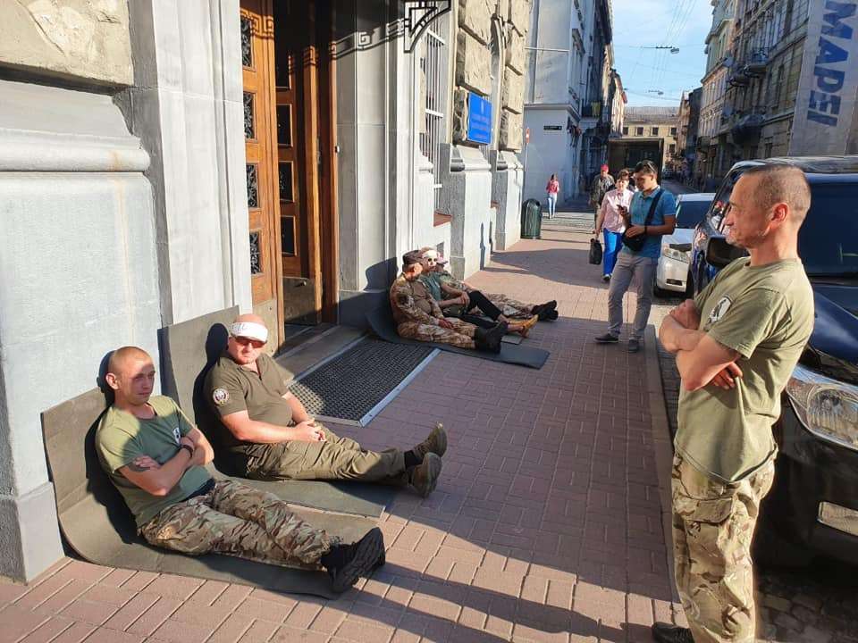 У Львові під стінами ГУ НП голодують активісти з вимогою звільнення очільника поліції