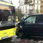 У Львові після ДТП з пасажирським автобусом кілька маршрутів призупинили рух (фото)