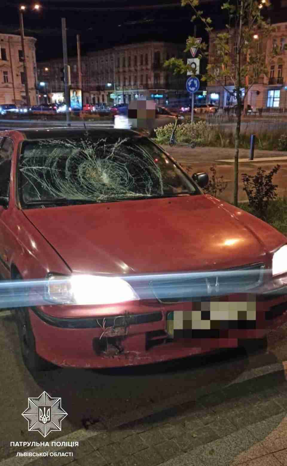 У Львові після лобового зіткнення, один з автомобілів відкинуло на острівець безпеки з людьми (ФОТО)