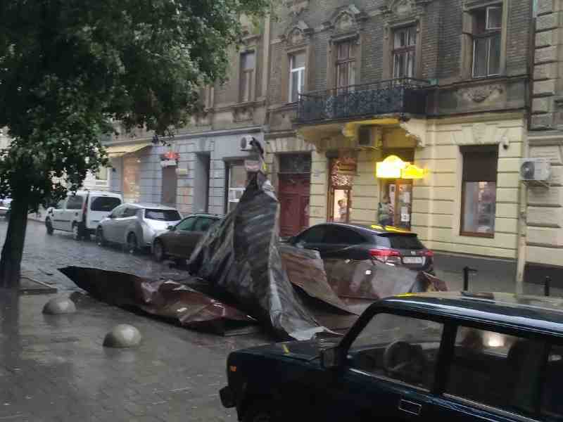 У Львові після урагану паралізовано рух, пошкоджено будівлі, затопило вулиці: люди викликають екстренні служби