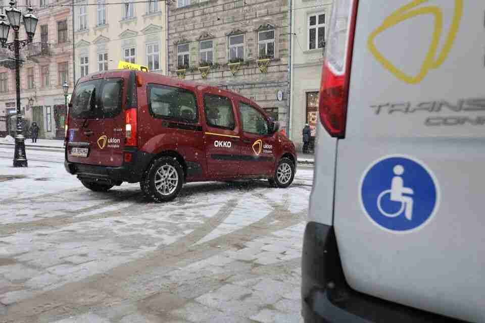 У Львові почало курсувати таксі для людей, які користуються кріслами колісними (ФОТО)