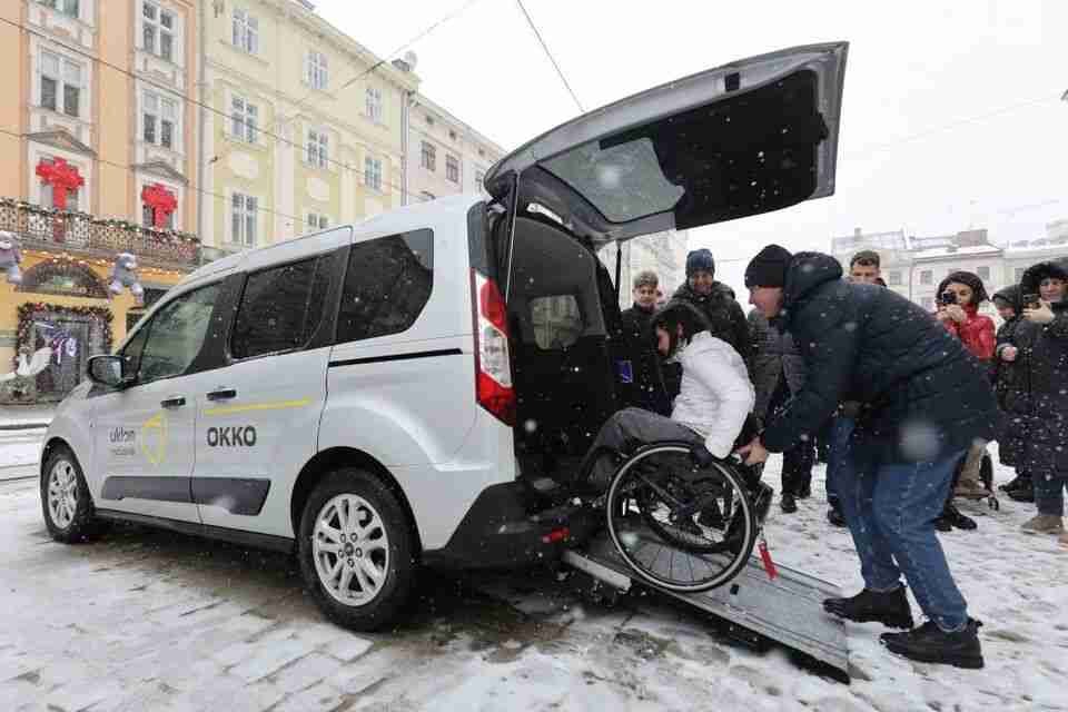 У Львові почало курсувати таксі для людей, які користуються кріслами колісними (ФОТО)