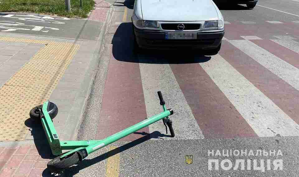 У Львові подружжя на самокаті потрапили під колеса авто