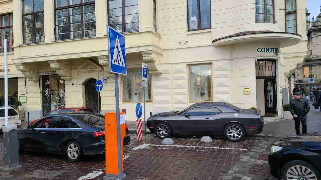 У Львові покарали водія київського «Dodge» (ФОТО, ВІДЕО)