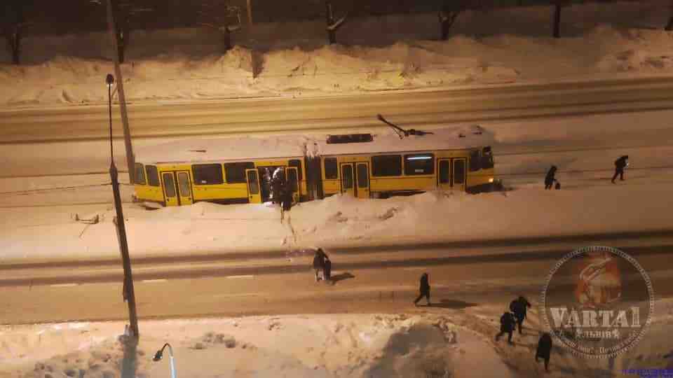 У Львові поламався трамвай з зачиненими всередині пасажирами (фото)