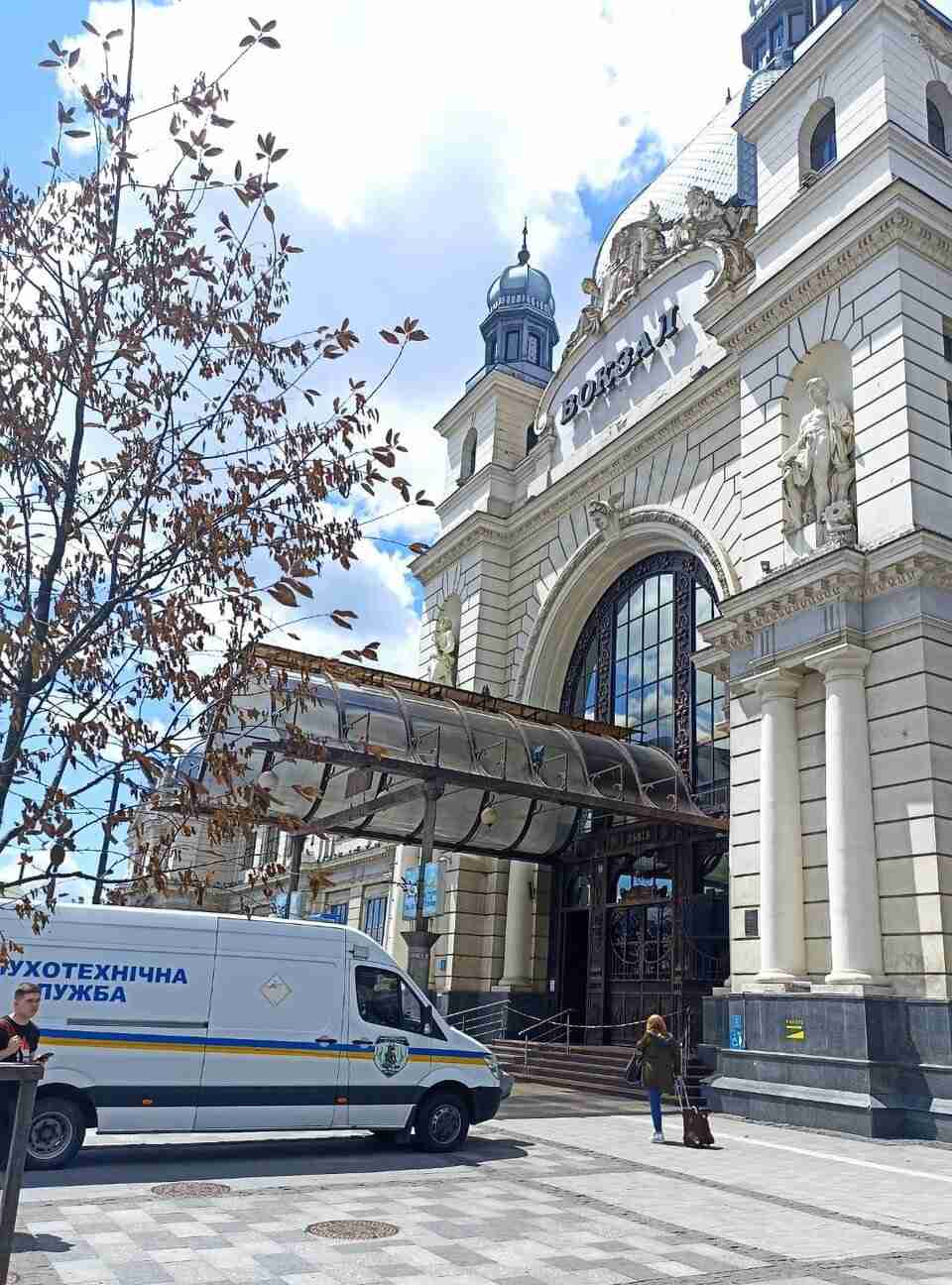 У Львові поліцейські перевірили інформацію про замінування вокзалу (ФОТО)