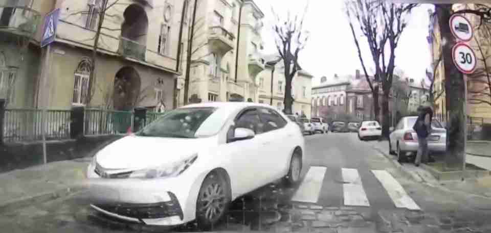 У Львові поліцейські за даними від очевидців швидко знайшли та оштрафували водія, який поїхав на заборонний знак (ВІДЕО)