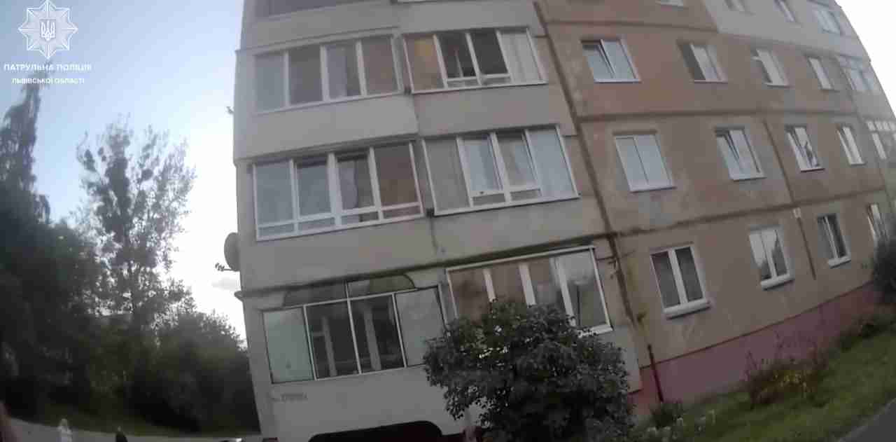 У Львові поліцейський врятував життя сусіду по будинку (ВІДЕО)
