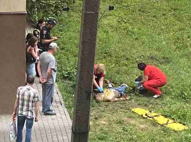 У Львові поліція встановлює обставини загибелі чоловіка, який випав з будинку