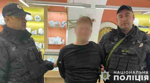У Львові поліція затримала чоловіка за підозрою у пограбуванні магазину